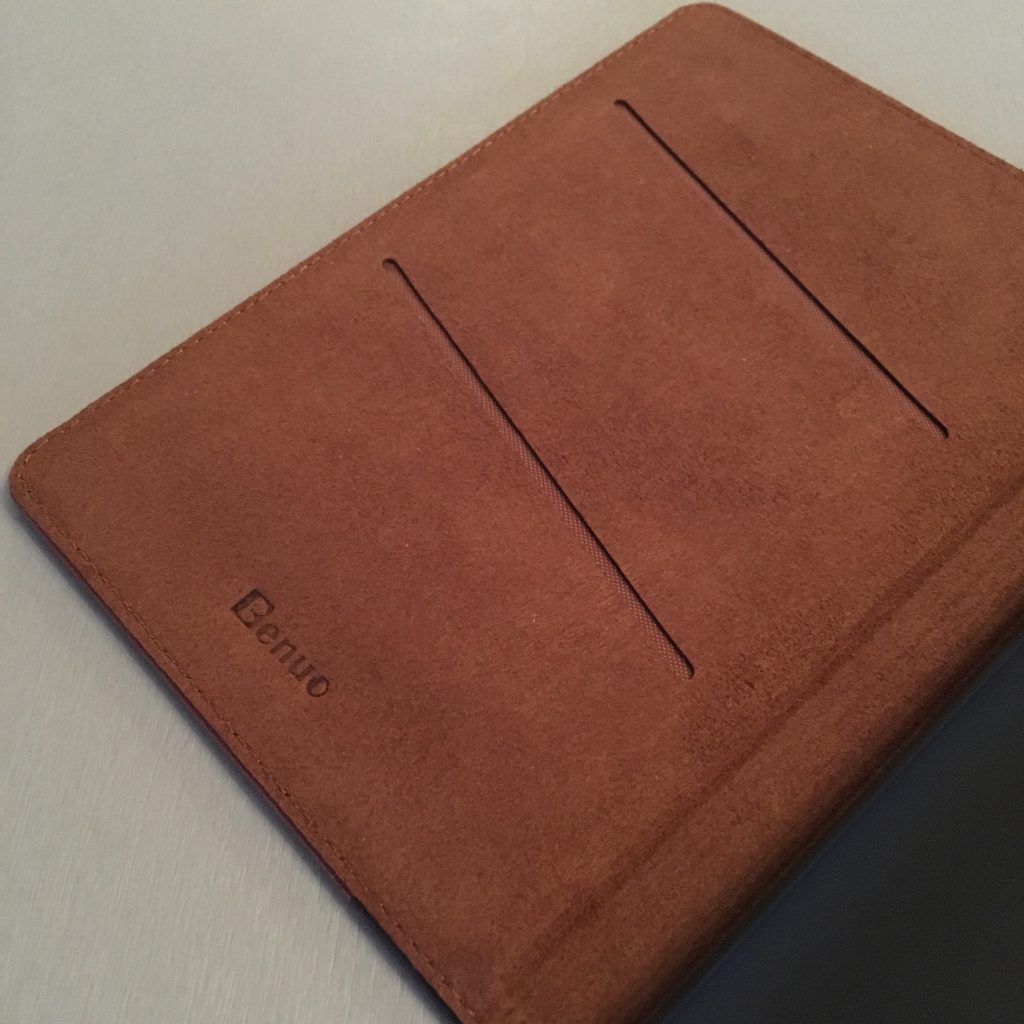 le revêtement doux de la housse Benuo pour Kindle Paperwhite