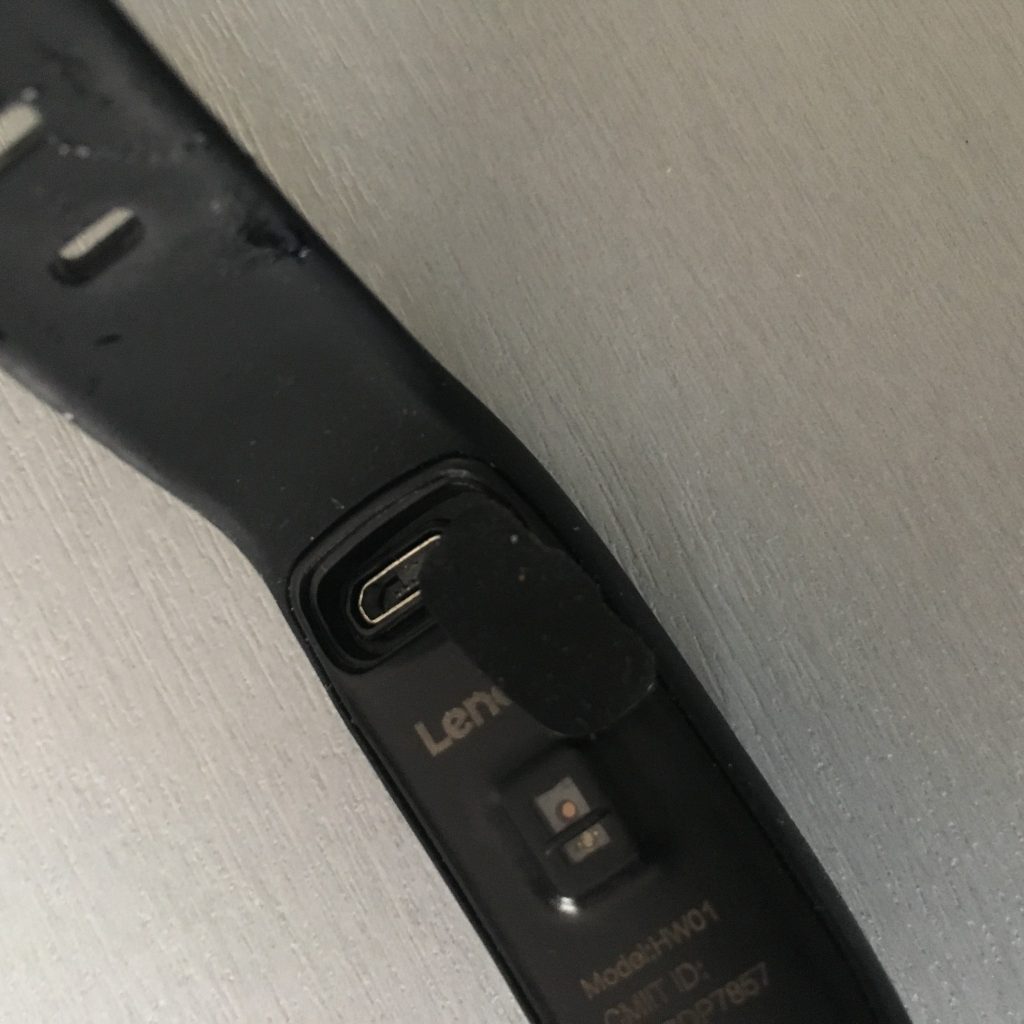 le port micro-USB du bracelet connecté de Lenovo