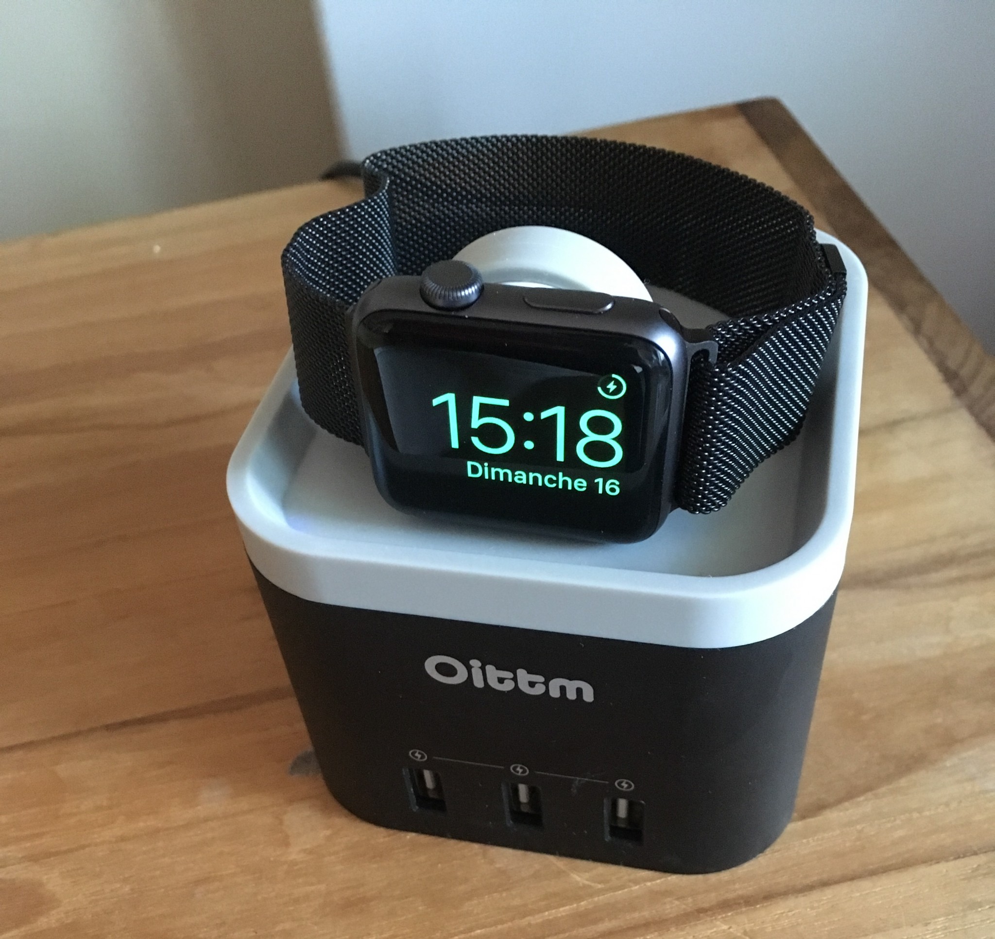la station de recharge OiTTM pour Apple Watch